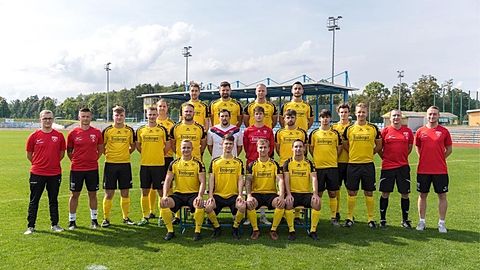 hintere Reihe v.l.: Patrick Löbel, Sebastian Krause, Ronny Singer, Pierre Schulz, Majid Cheraghian, Luis Landgraf,
mittlere Reihe v.l.: Lukas Klotz, Swen Hennig, Hans Rudolph, Maurice Deidok, Rico Thomas, Martin Heydel, Marcel Engmann, Lukas Böhme, Leon Heschel, Christopher-Julius Otto, René Partzsch, Ludwig Berndt,
vordere Reihe v.l.: Rick Römmler, Jeremy Hurras, Patrice Göll, Meik Mehner