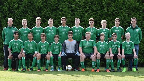 Obere Reihe v.l.n.r.: Trainer Carsten Meyer, Dominik Feil, Linus Rott, Linnart-Erik Stolle, Noumbissiae-Patrick-Moukam Kamaha, Daniel Sreznikov, Ernst Wernner, Emil Lennard Clodius, Niklas Klemm, Trainer Andreas Bernholt.
Untere Reihe v.l.n.r.: Saleman Kamalpoori, Henri Larberg, Linus Conrady, Richard Herrklüd, Marcio-Leonardo Kowal, Florian Maßmann, Mattis Wallenhorst, Tom Christian Flake, Finn Lungen.

Foto: © Nico-Andreas Paetzel