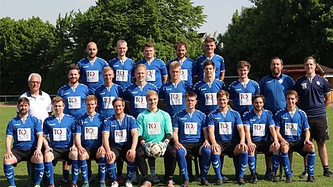 Obere Reihe von links: Cihan Yagmur, Philipp Lamminger, Roman Golovkin, Martin Strauß, Heiko Benzin
Mittlere Reihe von links: Betreuer Ralph Krüger, Bastian Schildt, Florian Knoop, Tobias Groth, Finn Drinkgern, Kevin Schaffer, Sean Findeisen, Trainer Alexander Bera, Torwarttrainer Michael König
Vordere Reihe von links: Silvio Gorkenant, Sven-Erik Mansel, Niclas Böhnke, Manuel Spohnholtz, Johannes Borrmann, Moritz Mente, Ferdinand Witt, Max Blendowski, Jan Henrik Löbbert
(c) HB