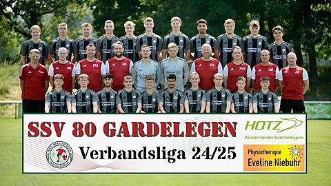 HINTEN VON LINKS: Martin Gille, Malte Schönfeld, Mika Helmuth, Fabian Beck, Ben Wolter, David Scheinert, Maurice Bogdahn, Mahdi Khairkhah, Florian Scheinert, Max Kohlhas, Hannes Schreiber, MITTE VON LINKS: "Edelfan" Frank "Frankie" Tolle, Trainer Andreas Kulina, Betreuer Pascal Mattheis, Mannschaftsverantwortlicher Daniel Burkardt, Torben Lindecke, Emilio Schöne, Co-Trainer Norbert Scheinert, Torwarttrainer Fritz-Martin Eggert, Co-Trainer Mario Förster, Co-Trainer André Stolle, VORNE VON LINKS: Chane Kempe, Beat Schilling, Mohamed Melek, Maksym Berezovskyi, Phil Möhring, Moaaz Hassan Ahmed, Erik Lehmann, Frank Fehse, Daniel Stehr, Eliano-Neal Mertens, ES FEHLEN: Adam Ben Ali, Sascha Hütte, Joel Harting, Clemens-Paul Berlin, Felix Kutschki, Steven Beck, Xaver-Dan Haak & Taktiktrainer Nathanel Hopperdietzel
