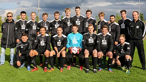 (Hinten, von links): Wolfgang Kaiser, Felix Nikulka, Dominik Tebbe, Tobias Frings, Steffen Pell, Michael van Husen, Jan Satzinger, Steffen Angenendt, Daniel van Husen, Özel Özgür, Kai Höning, Stefan Tebbe
(Vorne, von links): Michael Pielniok, Jan Busch, Joel Dörken, Philipp Hebbering, Kevin Jodeit, Björn Krämer, Marius Ploch
Es fehlen: Benedikt Friedhoff, Florian Hofacker, Felix Otten, Marco Kreuz, Phillip Steffen, Markus Dachwitz, Michael Treptow, Philipp Pähler