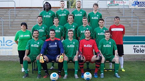 Hintere Reihe: El Paflo Idriss, Pawel Flemming, Enrico Below, Sebastian Hummelt
Mittlere Reihe: Teammanagerin Sandy Lehmann, Maximilian Naebert, Enrico Schübler, Erik Steinmetz, Tim Gessing, Tim Lehmann, Spielertrainer Christian Mlynarczyk
Vordere Reihe: Mohammad Bayat, Tim Patze, Philipp Noack, Sebastian Drömert, Romeo Bezill
© Mitsch Rieckmann