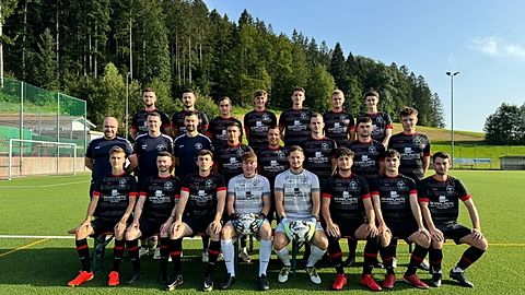 Hintere Reihe von links: Robin Nock, Daniel Köpfer, Philipp Tibi, Quirin Schneider, Jacob Weber, Jannik Müller, Linus Baier
Hintere Reihe von links: Trainer David Storz, Trainer Marius Becherer, Trainer Benedikt Disch, Felix Dorer, Leo Schneider, Noah Hin, Samuel Fischer, Erik Schweizer
Vordere Reihe von links: Jonas Volk, Florian Owczaryszek, Jonathan Kern, Elias Hoch, Dennis Holzer, Noah Karimi, Claudio Volk, Maximilian Fischer
Es fehlen: Hans Becherer, Christopher-Ian Raufer, Teammanager Maximilian Volk, Jan Escher, Lukas Köpfer, Maximilian Schätzle, Yanis Althauser