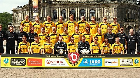 Hintere Reihe von links nach rechts: Thomas Franke, Thomas Hübener, Maik Wagefeld, Florian Grossert, Marcel Franke, Tim Kister, Tore Andreas Gundersen, Sebastian Schuppan und David Solga; Mittlere Reihe von links nach rechts: Trainer Matthias Maucksch, Co-Trainer Nikica Maglica, Co-Trainer und Scout Nico Däbritz, Teammanager Rene Beuchel, Timo Röttger, Marcel Wächter, Marc Sand, Robert Koch, Maik Kegel, Lars Jungnickel, Fitnesstrainer Dietmar Jarosch, Masseur Maik Schulz, Physiotherapeut Arnd Pröhl und Torwarttrainer Thomas Köhler; Vordere Reihe von links nach rechts: Oliver Merkel, Jonas Strifler, Dennis Bührer, Benjamin Kirsten, Sascha Pfeffer, Axel Keller, Paul-Max Wather, Shergo Biran und Gerrit Müller (es fehlt: Florian Jungwirth). Foto: Thomas Eisenhuth dpa
