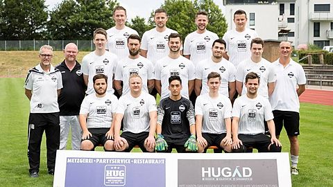 oben links Erik Schwanz, Alex Giesseler, Patrick Heft, Simon Kessler. Mitte links sportlicher Leiter Andre Dicks, Vorstand Siegfried Keith, Kevin Nürck, Philipp Beyer, Alen Zucanovic, Max Kovac, Alex Herrmann Trainer Lars Heizmann, Vorna Limks Sebastian Cifizzari, Tobias Wagner, Abduhla, Mario Baier, Steffen Lehmann, es fehlt Jonathan Maier, Niclas Pfeiler, Francesco Falanga, Marcel Jahn, Roco Salvato, Jean Michel Leuchtmann, Johann Suppes, Dennis Holoubek, Morad Horayera