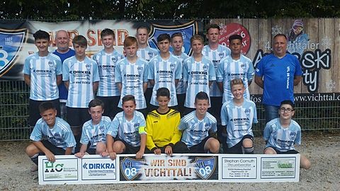 stehend v. links nach rechts: Gentian Karimani, Jürgen Haß, Falk Simanowski, Johannes Winkler, Marvin Hagelstein, Nils Wolff, Michael Knauf, Julian Steffens, Kayos Matjievic, Dominik Zirk, Jalil Ibhaze, Perry Buchmann
sitzend v. links nach rechts: Jens Dohmen, Marvin Haß, Enrique Chico, Miguel Trimborn, Nico Langer, Philipp Mäutner, Ensar Davran
Es fehlen Jil Fischer, Lina Fischer, Marko Pesic