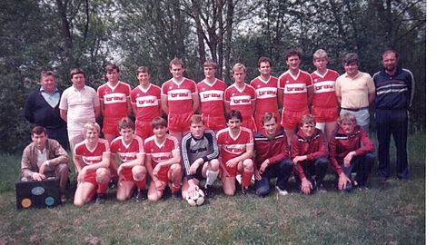 Stehend v.l.: Kassier Alois Brunnbauer, 1.Vorsitzender Walter Graf, Franz Hellmannsberger, Helmut Wasner, Christian Buttinger, Johann Holzapfel, Johann Resch, Gerhard Resch, Frank Jaeche, Christian Wimmer, Trainer Hans Schiller, Schriftführer Michael Moser
Kniend v.l.: Masseur Robert Halsch, Josef Wasner, Johann Krenn, Günther Ernst, Egbert Schneider, Wilhelm Treipl, Manfred Gramüller, Max Wimmer, Hartmut Egginger