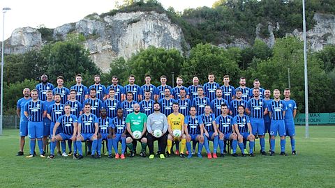 hintere Reihe v. li.:, Kingsley Isiwele, Stefan Bendig, Lukas Trocha, Michael Motz, Pierre Schneider, Dominik Diodene, Daniel Lenz, Gerhard Reinger, Malte Schmidt, Marc Haude, Lukas Derrer, Justin Ehry, Simon Schrodi, Michael Riedler
mittlere Reihe v. li.: Christian Götze (Trainer 1. Mannschaft), Lukas Britsche, Fabian Elsner (Abteilungsleiter Fussball), Philipp Soder, Phil Krause, Ronny Diodene, Maximillian Sillmann, Manuel Brkic, Mathias Senn, Marcel Ruch, Simon Friebolin, Raphael Conrad, Benjamin Ketterer, Joshua Kuhnert, Manuel Diodene (Co-Trainer 1. Mannschaft), Christian Haude (Betreuer 1. Mannschaft), Mario Brändlin, Daniel Palmert (Trainer 2. Mannschaft)
vordere Reihe v. li.: Niklas Kübler, Davide Trefzer, Adama Conde, Bah Alphaamirou, Philip Keller, Robert Hosni, Patrick Kurzbach (Sportlicher Leiter), Fabian Brändlin, Markus Jänsch, Lukas Reffay, Steffen Lucassen (1. Vorsitzender)
