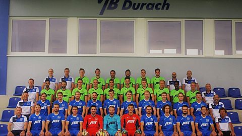 Oberste Reihe von links: Martin Spingler (Trainer), Sebastian Hübner (Co-Trainer), Patrick Müller, Matthias Gotsch, Tobias Hamberger, Cihad Taghanli, Kilian Baier, Fabio Lau, Jürgen Berkmiller (Physio), Johannes Huber (Mannschaftsarzt)
Dritte Reihe von links: Stefan Feneberg (Co-Trainer), Mazloom Schaik Dahood, Lucas Gaetani, Tobias Stricker, Philipp Theuerkorn, Marcel Thiel, Robin Brandmeier, Lukas Kohler, Maximilian Weber, Jo Ansah, Nico Bögel, Karl Gschwend (Betreuer)
Zweite Reihe: Alexander Methfessel (Trainer), Martin Schlachter, Markus Piller, Johannes Botzenhart, Pascal Schindele, Dominik Portsidis, Jonas Schäfer, Thomas Moller, Jürgen Piller, Timo Hössl, Manuel Jörg, Georg Besler
Erste Reihe: Marco Baab (Sportlicher Leiter), Thomas Echteler, Manuel Welte, Johannes Heinle, Marco Löchle, Philipp Czitron, Niklas Gehring, Tobias Seger, Manuel Methfessel, Maximilian Wieder, Tobias Steidle, Wendl Schäfer (Betreuer)
Es fehlen: Florian Steger, Lukas Hoschka, Daniel Mohr, Marian Fischer, Markus Settele, Tobias Maier, Maximilian Dürschlag, Sebastian Pöppel, Marcel Eckert