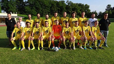 Hintere Reihe v.l.n.r.: Spielausschuss David Schwald, Betreuerin Vanessa Wagner, Kadir Cinar, Murat Bekrek, Ferhat Gün, Nick Welte, Simon Anlicker, David Böse, Michael Grabrowski, Trainer Sven Strauch, Vorsitzender Patric Strub
Vordere Reihe v.l.n.r.: Raphael Saurer, Gürkan Karacocuk, Fahri Kavakli, Alex de Lorenzis, Daniel Zemke, Alexander Briegel, Daniel Schuy, Sebastian Kiefer, Leon de Brechan