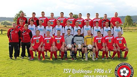 Obere Reihe (v.l.n.r.): Cataldo Schirru, Bernd Hecker, Sascha Wölk, Jens Naumann, David Müller, Thorsten Göttlich, Viktor Dornes, Manuel Kreppenhofer, Manuel Neuschäfer, Thorsten Rampe, Jörg Völlmig
Mittlere Reihe: Dennis Finger, Maik Jurtschuk, Christoph Müller, Jens Tauscher, Sven Hönig, Jens Daube, Jürgen Hammerschmidt, Tobias Grebe, Ronny Schäfer, Florian Henry
Vordere Reihe: Heinrich Kaletsch, Erika Kaletsch, Lukas Kitowski, Pascal Dönges, Maximilian Grebe, Frederik Stemmler, Marcel Arnold, Michael Frank, Vladimir Richert, Roman Manz, Thorsten Keßler