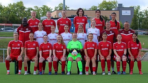 Hintere Reihe von links: Mareike Meurer, Jill Hamata, Fenja Streim, Manuela Weil, Sophia Taranenko, Carla Sakip - Mittlere Reihe von links: Alhaji King (Sportlicher Leiter), Aylin Akdeniz, Sina Zimmermann, Kimberley Härtling, Karina Scheu, Lena Wittayer, Mario Naderer (Trainer), Oliver Kögler (Trainer) - Vordere Reihe von links: Katharina Naderer, Lena Schaaf, Katharina Vogt, Selina Dreiser, Hannah Kögler, Emilia Grunert, Rosalie Neis, Cheyenne Lenz, Armila Mohandespur