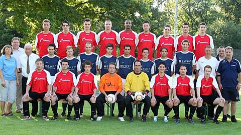 Hinten v.l.: Metzger, A. Knopf, Menges, Iber, Häffner, Haberkorn, C. Knopf, Sauer, Schneiders
Mitte v.l.: Vorstand R. Sauer, 2. Vors. Groß, Vorst. Kolb, Reiss, Schäfer, Mayer, Filsinger, Reiß, Keilbach, Kubin, Co-Trainer Uhrich, Trainer Schneider, Gutmann, SpA Bordt
Vorne v.l.: Schwahn, Hipp, Wilhelm, Pfeil, Mechler, Philipp, Laier, Reichenbach.     Foto: Pfeifer