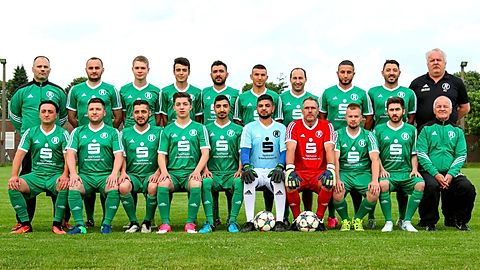 Hintere Reihe(v.l.n.r.): Trainer Sascha Hoppe, Konstantin Eksler, Lasse Thielke, Hushang Sheik Mohammad, Yetis Alaca, Farid Razaqyar, Oilid Adsi, Serdzan Redzepovski, Mahmut Korkmaz, Teamkoordinator: Manfred Schulz.
Vordere Reihe(v.l.n.r.): Trainer Özkan Altin, Murat Kaba, Emre Kaya, Erdi Kaya, Melih Armagan, Muhamed Oguzhan Arifogullari, Jürgen Thodt, Jan Soffner, Ahmet Akyildiz, Betreuer: Horst Hehlert.
Es fehlen: Matthias Homrich, Arif Simsek, Can Yurt, Timo Hellwig, Malte Hehlert, Ligamanagerin Beate Böhm. Foto: Michael Böhm/RTSV