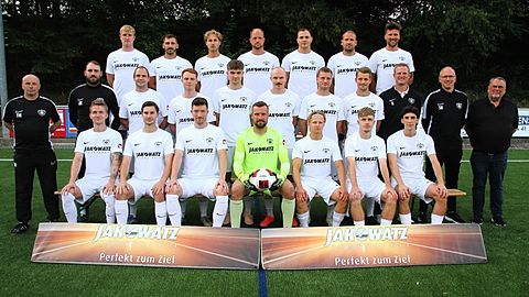 Das Team des BV Stift Quernheim mit Luca Picker (obere Reihe v. l.), Tibor Leon Sander, Jarno Grote, Francis-Bela Schöneberg, Dean Peitzmeier, Christian Fahrnow, Andre Kottkamp;

Betreuer Frank Milo (Mitte v. l.), Jovan Kutic, Tim Rogalski, Daniel Wessler, Connor Dehne, Luca Filusch,Maximilian Laege, Florian Laege, Christoph Kuhlmann (Co-Trainer), Sebastian Numrich (Trainer), Thomas Jakowatz (Sportlicher Leiter); 

Niklas Bobe (untere Reihe v. l.), Bjarne Adick, Dominik Riemer, Lukas Heller, Marcel Reiss, Joshua Rogalsky, Kristian Warkentin.