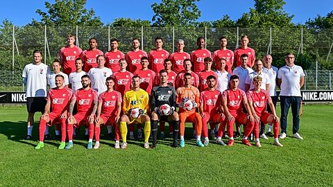 Hintere Reihe von links: Jordi Woudstra, Ikenna Ezeala, Fabio Sabbagh, Moritz Heigl, Fabian Cavadias, Pirmin Lindner, Yamin H-Wold, Simon Werner, Severin Müller

Mittlere Reihe von links: Sebastian Wolf, Sarah Romert, Niklas Eberhardt, Roman Langer, Quentin Kehl, Robert Manole, Luca Mauerer, Daniel Steimel, Luke Nauen, Felix Chowanietz, Haris Cerovac, Christoph Schmitt, Harry Edling, Semir Cerovac

Vordere Reihe von links: Lukas Riglewski, Kubilay Celik, Filip Vnuk, Yannick Poyda, Gabriel Wagner, Fabio Rasic, Reza Sakhi Zada, Liridon Hiseni, Bastian Lommer

Es fehlen: Valentin Micheli, Maximilian Gurschke