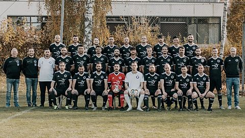 1./2. Mannschaft, Saison 2021/22. Hinten v.l.n.r : Fütterer A., Kaya A., Koppenhöfer, Spazierer, Frühsorger, Wienekamp, Kumar, Huynh, Özgür. Mitte v.l.n.r.: Vorstand Friedrich, Vorstand Baumgärtner, Reserve-Trainer Ergisi, Spieler-Trainer Fütterer P., Donat A., Dalkiran, Hägele, Paccanini, Speth, Steinhauer, Sevinc, Hagen, Schüler P., Teambetreuer Mozer. Vorne v.l.n.r.: Lang, Cirik, Gürkale, Mutlu, de Ritis, Kocaer G., Schubert, Kaja, Kugler. Es fehlen: Akyüz, Bayar, Ceker, Donat R., Eichmann, Halilovic, Kaya E., Kocaer Y., Lo Iacono, Mager, Özkan, Palaiologou, Sauerbeck, Schüler M., Zent, Zozik, Zschoch.