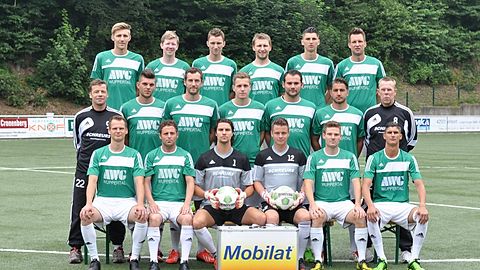 hintere Reihe v.l: David Schättler, Marc Bach, Stefan Bach, Philipp Kasperek, Mirza Mujkanovic, Dustin Hähner; mittlere Reihe v.l: Trainer Markus Dönninghaus, Jens Perne, Nino Paland, Markus Becker, Raphael Quinke, Lee David Korkmaz, Teambetreuer Dirk Albrecht; vorne v.l: Paul Fudala, Hakan Türkmen, Stefan Kroon, Marcel Langendorf, Nico Hastenrath, Dario Ernsten; Es fehlen: Co-Trainer Christian Hermes, Sercan Er, Benjamin Cansiz, Florim Zenuni     Foto: Odette Karbach