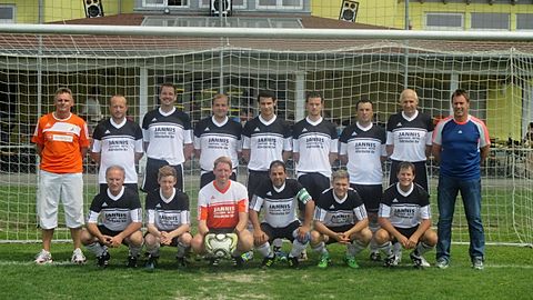 v.l. stehend: Betreuer Scholz Andy, Lemberger Stefan, Zwinger Rainer, Barton Sebastian, Sattler Marco, Neumeyer Pascal, Szilagyi Gabor, Dick Josef, Trainer Augustin Uwe
knieend v.l.: Karmann Hans, Koller Lukas, Wallner Christian, Halatsis Jannis, Steininger Timo, Joachim Florian