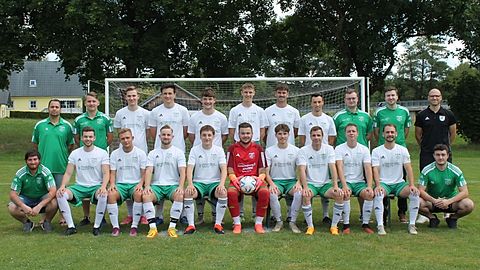 Hinten von links: T. Anetsberger, L. Zettl, N. Knüver, N. Sattler, J. Essl, M. Mindl, A. Stangl, D. Di Porzio, M. Ellinger, J. Stöger (Co-Trainer), S. Euler (Trainer)
Vorne von links: J. Königseder, J. Kreipl, M. Kaack, D. Fisch, L. Weikelstorfer, P. Grill, B. Winter, M. Harant, P. Kreuz, T. Helmbrecht, M. Alls
Es fehlen: D. Cuesta Atienzar, J. Dick, L. Gerlesberger, B. Helmbrecht, S. Kuffner & M. Zettl