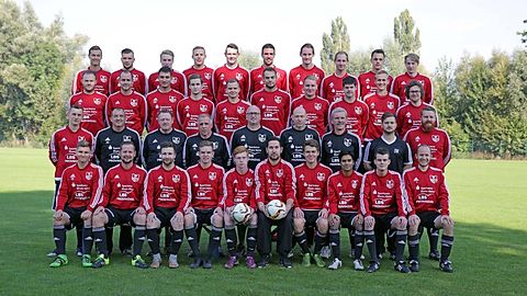 Untere Reihe (v.l.): Fabrice Scherffius, Elias Hofmann, Rene Rutsch, Jerome Haar, Maximilian Simon, Christopher Klonek, Benjamin Doll, Jarif Ahmed, Kevin Odelga, Timo Hintsch
Zweite Reihe (v.l.). Raiko Krützfeld, Adrian Scherffius (Präsident), Jürgen Axt (2. Präsident), Peter Lüdgen (Betreuer), Willi Wünsch (Spielausschussvorsitzender), Rudolf Hahner (Torwarttrainer), Albert Hoppe (Trainer Erste Mannschaft), David Wolf (Spielertrainer Zweite Mannschaft), Philipe Kegler
Erste obere Reihe (v.l.): Florian Sieben, Andreas Klein, Lukas Fassel, Florian Cramer, Yannick Wolf, Philipp Mildner, Benedict Sinock, Patrick Britz, Vincent Reinke, Niels Köberich
Obere Reihe (v.l.): Tim Antwerpes, Kai König, Niclas Lanzerath, Silas Große Böckmann, Marvin Kaulfuss, Philippe Baumgärtner, Lars Dechent, Sven Dechent, Alexander Uphues, Daniel Seifert