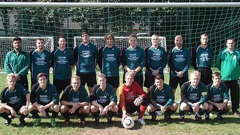 obere Reihe (v. l.): Samah Semmo, Oliver Dietze, Martin Mayntz, Daniel Kronen, Andreas Wolters, Kevin van Meir, Jan Scharnowski, Lothar Ellerwald, Carsten Klottka, Michael Beurskens

untere Reihe (v. l.): Sascha Eggert, David Wittbusch, Mike Rettig, Marco Höver, Kai Kroppen, Christoph Fassbender, Ulrich Janssen (c), Florian Tack

 

es fehlen: Sven Eggert, Tom Fruhen, Ricardo Schmitz, Andy Sechting