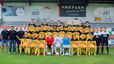 Hinten v.l.:

Sascha Schröder, Denis Reifsteck , Jan Brunner, Thomas Wild, Marc Schmidt, Jan Hüglin, Marvin Weber, Eric Schwarz, Nikos Binkert,

Mitte v.l.:

1.Vors. Norbert Atzler, Spielausschussvors. Thomas Rieber, TW-Trainer Steffen Herzog, Präsident Clemens Pflieger, Physio. Heinrich Fees, Thomas Bombelka, Joyce Kirstetter, Janis Pflieger, Yannick Blaudez, Gezim Krasniqui, Kai Fossler, Jan Schinzig, Sören Rieger, Michael Mall, Matthias Petsch, Spielleiter Norbert Vitt, Betreuer Patrick Fliehler, Co-Trainer Patric Maier, Trainer Marco Schneider,

Vorne v.l.:

Kevin Mücke, Thomas Bober, Stefan Hirzler, Robin Hepp, Pascal Metzger, Kevin Koch, Julian Mall, Jochen Diebold, Ramadan Kastrati

Es fehlen: Ivelin Momchilov, Tobias Schwarz, Michael Fees, Friedrich Braun, Hirzler Andreas, Till Zehnle