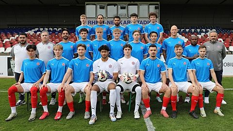 Hintere Reihe von links: Silas Ortlieb, Arda Koçak, Tiziano Corrado, Kaan Yazıcı, Zidane Laird;
Mittlere Reihe von links: Yasin Kader (Teambetreuer), Eray Arslan (Teambetreuer), Aidan Sadeghi, Benet Derguti, Tom Weihbrecht, David Seiberling, Lorenz Maaßen, Leon Ono, Bartosz Franke (spielender Co-Trainer), Joseph Olumide (spielender Co-Trainer, Mehmet Öztürk (Chef-Trainer);
Vordere Reihe von links: Claudiu Dorobantu, Tim Schulat, Timo van Eerden, Isaac Libotte, Daniel Plotkin, Abdullah Uzunhasanoğlu, Tim Lichtenhahn, Pascal Gummel;

Es fehlen: Sandro Dörner (Torwart-Trainer), Luca Sorge;