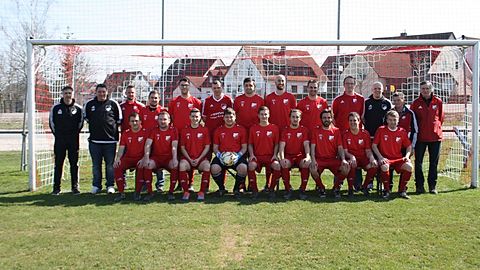 stehend von links: Trainer Michael Endres, Spielleiter Stefan Dehm, Simon Mittermeier, Marco Friedel, Lukas Müller, Johannes Kamm, Florian Weinmann, Christoffer Rieger, Marco Ramold, Benny Scherb, Trainer Christof Friedel, Ehrenspielleiter Adolf Sollch, Betreuer karl Hanneder
sitzend von links: Marco Rieger, Alexander Beck, Rainer Link, Fabian Müller, Lukas Meschenmoser, Jonathan Meier, Sebastian Wenger, Bernd Friedel, Christian Kraft
es fehlen: Konstantin Meier, Patrick Rieger, Josef Nefzger, Christian Glas, Panya Sasing