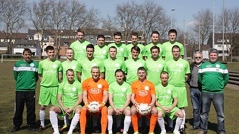 Obere Reihe v. links n. rechts: Dennis Schäfer, Luigi Zangari, Enes Güler, Mark Mank, Munir Mamuti, Philip Kosmell

Mittlere Reihe v. links n. rechts: Co-Trainer Kevin Lester, Yannik Kosmell, Matthäus Kachel, Kevin Fuhl, Benjamin Embers, Sebastian Kersten, David Kersten, Timo Kosmell, Seniorenobmann Edgar Schwarz, Trainer Michael Kosmell

Untere Reihe v. links n. rechts: Christian Hopp, Cedrick Plaga, Dennis van de Wetering, Andreas Jüttner
