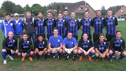 1. Mannschaft des SV Schelsen | Kreisliga B - Gruppe 2 | Saison 2015/16

hintere Reihe v.l.n.r.: Martin Hoffmann (Betreuer), Günter Mösges (Betreuer), Guido Knuppertz (Trainer), Dominic Müller, Sven Heister, Marcell Potkura, Dirk Götz, Benjamin Brauer, Peter Hoffmann, Christian Giesen, Lukas Pomp

vordere Reihe v.l.n.r.: Marvin Mertens, Sherif Hamiti, Soufian El Miri, Sebastian Plum, Florian Neuhaus, Florian Knepperges, Niclas Schmitz, Sascha Potkura

es fehlen: Thorsten Krüger, Fernando Barths, Kai Bresges, Jonas Zdrzalek, Kai Schotten, Timo Esser, Christoph Karapantos, Guido Wild (Co-Trainer), Harald Müller (Betreuer)