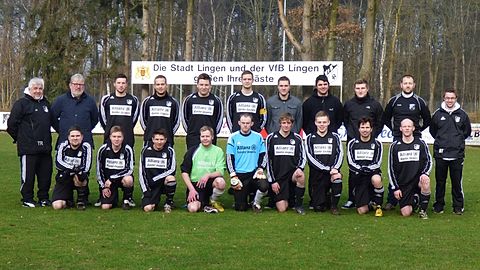 Hintere Reihe (von links nach rechts): Trainer Alois Taubken, Fussballobmann Karl-Heinz Thyes, Sergey Kierenko, Tim Wessolek, Marvin Honekamp, Thomas Gessner, Maik Sanders, Nico Otto Krone, Alex Barbie, Torwarttrainer Marco Varelmann, Betreuer Fabian Brockmann
Vordere Reihe (von links nach rechts): Dennis Richter, Julian Kerlin, Artur Erbert, Christian Eden, Marcel Franke, Stefan Elling, Christian Klein, Daniel Napiwotzki, Jens Grote
Es fehlen: Betreuerin Jessica Suhr, Dennis Shell, Lars Steinke, Oliver Schmidt, Tim Bernitt