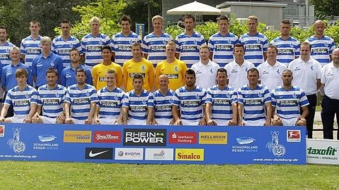 Daniel Brosinski, Valeri Domovchiyski, Dzemal Berberovic, Julian Koch, Zvonko Pamic, Stephan Hennen, Branimir Bajic und Timo Pertel. Mittlere Reihe von links: Sportdirektor Ivica Grlic, Trainer Oliver Reck, Co-Trainer Uwe Schubert, Torwarttrainer Sven Beuckert. Konditionstrainer Karim Rashwan, Roland Müller, Felix Wiedwald, Marcel Lenz, Physio Andreas Bühren, Physio Jens Vergers, Physio Will aan den Boom, Zeugwart Manfred Piwonski, Zeugwart Peter Lindner und Zeugwart Benjamin Hauptmann. Vordere Rheihe von links: Dustin Bomheuer, Goran Sukalo, Markus Bollmann, Andre Hoffmann, Benjamin Kern, Kevin Wolze, Dusan Jevtic, Maurice Exslager, Jürgen Gjasula, Tanju Öztürk, Emil Jula und Adli Lachheb. Foto: Roland Weihrauch dpa/lnw