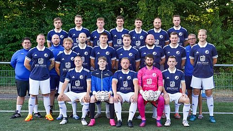 Hinten von links: Eike Danielmeier, Marian Schellert, Maximilian Sieks, Jan-Erik Wolff, Oliver Aldous, Dennis Dombrowski, Julian Schell, mittlere Reihe von links: Julian Mohrmann (Co-Trainer), Patrick Flachmeier, Dennis Flachmeier (Trainer), Alexander Brandt, Adam Mroß, Lukas Arent, Maximilian Lippmann, Niko Weiss, Yannick Klausmeier, Meik Biermann (Co-Trainer), Niklas Vezzon, vorne von links: Lukas Rieke, Jason Brown, Patrick Schönfelder, Patrick Laege, Stefan Lange. Es fehlen: Maximilian Krone, Tim Rasche, Jan Tinschert, Lukas Hempelmann, Fabian Vinke