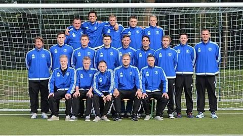 Von oben links: Robert Czajkowski, Niki Schleutermann, Boris Nöthen, Kamil Golembiewski,
Mitte von links: Trainer Markus Balzer, Florian Missing, Martin Swiderski, Alexander Komnik, René Paulussen, Dominik Tess, Thomas Schumacher, Dominik Lohmann Trainer Dominik Patzel,
Von vorne links: Jonathan Berghaus, Max Berghaus, Bastian Ludloff, Adam Grabowski, Marcel Kort

Es fehlen: Fitnat Irgat, Marcel Andres, Ole Post, Stephan Seeger, Alexandros von Laszewski, Alexander Lingk, Jari Wermke, Benjamin Heich, Sayed Alawi, Kevin Küppers