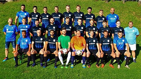 (hintere Reihe von Links): N. Schweikert, C. Zettl, E. Schmitt, T. Zettl, J. Weirauch, M. Tessmer, G. Licciardi, A. Konschak, M. Yazicioglu
(mittlere Reihe von Links): R. Wienhusen (1. Vorsitzender), A. Zettl (Co-Trainer), S. Kocal, H. Araci, S. Söhner, T. Braun, S. Herre, T. Barth, F. Barth, D. Ernst (Abtl. Leiter Fußball)
(untere Reihe von Links): T. Schaardt, T. Zimmermann, M. Alsheikh, N. Pavic, A. Hauck, Alexander Zettl, K. Schaardt, M. Konschak