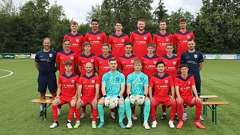 h.v.l.: B. Bouillon, L. Scholl, C. Gehdt, M. Neuhof, J. Form, M. Steinhauer
m.v.l.: Trainer D. Erbse, M. Kostadinov, K. Schulz, A. Breuer, M. Mendel, L. Schöndorf, M. Fuhrländer, Spielertrainer S. Rücker
v.v.l.: L. Röder, S. Henrich, L. Hasselbach, L. Seelbach, T. Kakui, Z. Kaukereit
Es fehlen: D. Schäfer, D. Rolsing, A. Hayri, R. Scholl, J. Horn