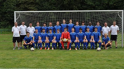h.R.v.l: Stefan Wammetsberger (Trainer), Manuel Bender (Co-Trainer), Marco Volz (Organisation), Johannes Korn, Philipp Tunggul, Mathias Weitensfelder, Christian Speicher, Mateusz Woznikowski, Kerim Köster, Max Breitenbach, Jonas Keller, Betrand Tchachueng, Dirk Loginow, Holger Volz (Sportvorstand), Sebastian Beh (Torwarttrainer)

v.R.v.l: Robin Hartmann, Dominik Quittkat, Muammer Dag, Philipp Metz, Philipp Scharinger, Lukas Wammetsberger, Gregor Apostolidis, Alexander Schmid, Michal Woznikowski, Philipp Benz, Marvin Groß


es fehlen: Baris Akman, Marvin Ritschel, Marius Kurz, Philipp Schreiber, Sven Janz