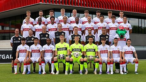 hi. Reihe v.li.: Paulo Fritschi, Eliot Bujupi, Michael Glück, Maximilian Herwerth, Alexander Groiß, David Tritschler, Mirza Catovic, Christopher Olivier, Thomas Kastanaras. 2. Reihe von hinten, v.l. Julian Lüers, Kaden Amaniampong, Peter Reinhardt, Dominik Nothnagel, Mohamed Sankoh, Kenny Freßle, Leny Meyer, Lauri Penna, Deli Hajdini. 3. Reihe von hinten, v.l. Trainer Nico Willig, Co-Trainer Oliver Barth, Co-Trainer Analyse Mischa Leibfarth, Torwart-Trainer Mischa Krauss, Reha und Athlethiktrainer Timm Zudrell, Physiotherapeut Amine Rahmoun, Zeugwart Jürgen Möhrle, Masskotchen Fritzle. Vorne v.l. Semih Kara, Alexandre Azevedo, Abdenego Nankishi, Jerik von der Felsen, Florian Hellstern, Dominik Draband, Efe Korkut, Samuele Di Benedetto, Nicolas Sessa.