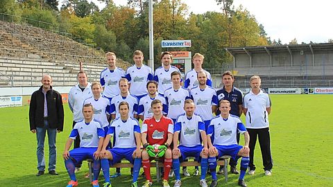 Der SCW Obermain vor dem Heimspiel gegen den FC Kronach am 12. Oktober 2014 mit seinen neuesten Trikots - gesponsert von Püls-Braü: (hinten v. li.) Lars Fehlberg, Daniel Müller, Alexander Pitterich, Waldemar Knaus, (Mitte v. li.) Sponsor Hans Püls, Co-Trainer Klaus Schreppel, Tobias Herold, Nicolas Halbhuber, Florian Dauer, Heiko Hollfelder, Ingo Schlemmer, Spielleiter Georg Pitterich, Trainer Joachim Riedel, (vorne v. li.) Renè Pülz, Andreas Hümmer, Johannes Püls, Dominik Fischer und Marcus Will.