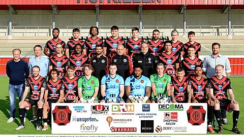 Vir: Sam Alverdi, José Cruz, Kilian Haglon, Metti Kodesch, Tim Stemper, Jenilson Modesto, Louis Hartert, Gino De Marini, Steven Santos, Mirza Osmanovic
Mëtt: Marc Beffort, Fred Keup (President), Diego Carzaniga, Nelson Furtado, Claudio Gomes (Co-Trainer), Frank Lessure (Trainer), Serge Rohmann (GK-Trainer) Gerson Andrade, Cristiano Pascoal, Claude Limpach
Hannen: Joris Ndiaye, Diego Ribeiro, Kevin Tavares, Ademir Imsic, Jeff Fernandes, Rafael Rodrigues, Lajos Sztantics, Stéphane Koch
Et feelen: Dany Camilo, Morgan Carulli, Domingos Brandao, Ramiro Valente, Jadir Verissimo, Kresimir Glamunzina, Emir Erovic (Co-Trainer), Marcel Muller (Masseur), Esteban Cayuelas (Kine)