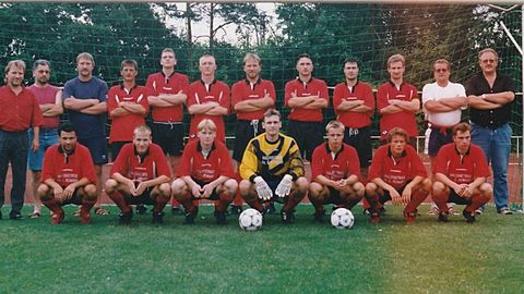 Stehend v. Links: Teammanager Bernd Tack, Sportl. Leiter Henry Funke, Co-Trainer Fred Schieche, Guido Unger, David Bonin, Tino Repmann, Spielertrainer Thomas Lindner, Björn Gellert, Heiko Zilske, Andre Achtenhagen,Betreuer Malte Andritzki, Präsident Bernd Gohr
hockend v. l.: Raphael Lätsch, Guido Treschewski, Martin Preis, Olaf Terzer, Sven Hempel, Tommy Rosenthal, Marko Göllnitz
Auf d. Foto fehlen: Erik Walther, Andre Claus und Tim Hoffmann