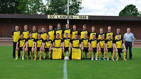 hinten links: Bernd Moritz, Matthias Ahlers, Trainer Thomas Uwelius, Co-Trainer Thomas Gründer, Torsten Imholte, Christian Santen, Hannes Terhorst, Christoph Kleemann, Christian Willenborg, Markus Raming-Freesen, Christian Ameln, Torwarttrainer Jörg Kampen, Betreuer Friedhelm Kanne, Sponsor Günther Ahrens
vorne links: Gerd Raming-Freesen, Niklas Moritz, Florian Wahoff, Andre Ameln, Florian Friedrich, Michael Otten, Michael Borchert, Bernd Heyers, Tobias Ameln, Andre Schubert, Mike Schulte, Gerrit Schulte