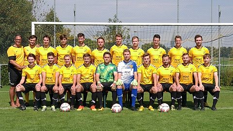 st.v.li.: Co-Trainer Jens Urbanczyk,Andre Zierer,Johannes Grasser,Andreas Schäffler,Spielertrainer Markus Weber,Marcel Tätzel,Thomas Angermaier,Kapitän Christian Enzbrunner,Thomas maier,Stefan Hackl,Thomas Enzbrunner,
si.v.li.: Bastian Bönisch,Sebastian Maier,Johannes Fröschl,Richard Hehenberger,Andreas Hackl,Maximilian Bals,Johannes Westermaier,Christian Dasch,Georg Eschbaumer,Benjamin Glas