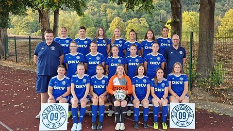 Hintere Reihe von links: Hannah Geue, Melanie Kaiser, Alizee Munkacsi, Sophia Schlögel, Anisa Mekaoui, Zoe Badt, Daniela Himmeröder.
Mittlere Reihe von links: Co-Trainer Simon Pfister, Nadine Dörner, Christine Propach, Lena Dehne, Mieke Lemke, Liv Grete Alt, Trainer Heiko Ebner.
Vordere Reihe von links: Lisa Krämer, Luisa Ebner, Leni Mandelkow, Sarah Mädel, Angelina Munkacsi, Rebecca Thienel, Josi Reimer.
Es fehlen: Paula Heuser, Lisa Rotscheroth, Yolanda Welteroth, Alex Pawlik und Torwarttrainer Michael Neukirchen.