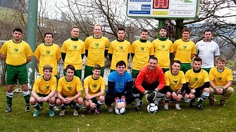 Hintere Reihe stehend von links nach rechts:  Stefan Dendorfer, Marcel Reichelt, Markus DImpflmaier, Christian Stocker, Florian Mühlbauer, Stefan Altmann, Michael Janker, Johannes Träger, Spielertrainer Thomas Hintereder. Vorne knieend von links nach rechts:  Daniel Kopp, Stefan Gregori, Josef Staudner, Philip Baumgartner, Michael Wutz, Christian Wutz, Patrick Glonner, Fabian Heubl.