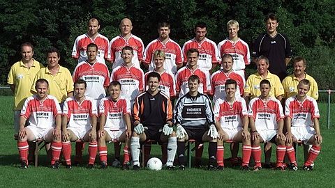 Hinten von links: Markus Kaiser, Rainer Baumann, georg Woznitzka, Holger Lang, Tobias Reuther, Trainer Armin Götz
Mitte von links: Schriftführer Roger Roicke, Presse Eugen Bartl, Jörg Olkus, Markus Hofmann, Frank Bartl, Jürgen Glaser, Jochen Lang, Vorsitzender Hubert Gerner, Abteilungsleiter Franz Eckert
vorne von links: Benno Schmitt, Steffen Schellmann, Jens Kern, Beck, Ralf Reuther, Michael Haak, Florian Essig, Benjamin Loos