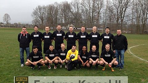 hintere Reihe v. links: Klahold, Kavak, Caßemeyer, Rosinski, Ertel, Meier, Jäger, Amores und Coach Conrad

vordere Reihe v. links: Sakir, Güven, Kaschubski, Knauber, Zekarias, Ring, Hetzer