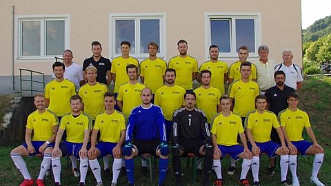 Oben von links: Torwart-Trainer Markus Schmautz, Betreuer Sebastian Wasserburger, Fabian Eckert, Michael Gerl, Timo Eckert, Alexander Galis, Markus Biederer, Abteilungsleiter Karl-Heinz Bley, 1. Vorsitzender Hans Eckert.

Mitte von links: Trainer Marco Jordan, Benjamin Heisterkamp, Florian Bley, Michael Beer, Christopher Prester, Milenko Martinovic, Trainer Thomas Semmelmann.

Vorne von links: Markus Kindler, Michael Diermeier, Matthias Regnat, Julian Maier, Thomas Doblinger, Kacper Zawada, Fabian Kaiser, Lukas Kaiser.

Es fehlen: Dino Mrkic und Sebastian Gerl.