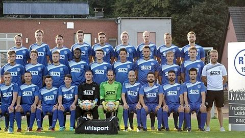 1. Mannschaft des Rumelner TV in der Saison 2018/19:
(hinten von links) André Kuleczka, Jonas Willkommen, Marco Tietze, Patrick Boers, Moritz Hilger, Florian Reusch, Marcel Szymczak, Simon Haupt, Kevin Leszcz; (Mitte von links) Co-Trainer Thorsten Sigmund, Marius Krüger, Tobias Dolle, Robin Karer, Youmssi Fotso, Philip Hakala, Tim Fröse, Visar Colakaj, Christophe Wehrend, Frederik Michalski, Trainer Dennis Heth; (vorn von links) Niklas Kennel, Tobias Miosga, Fabian Gaidt, Domenik Mokosch, Dennis Brodkorb, Jan Graupe, Frederic Scheiblich, Edison Shabanaj, Kerem Sam, Christopher Bahr. Es fehlen Nils Michalski und Andreas Kutzera.
